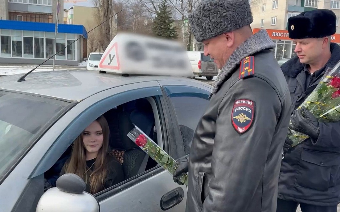 Сотрудники ГАИ Пензы поздравили женщин-водителей с 8 Марта